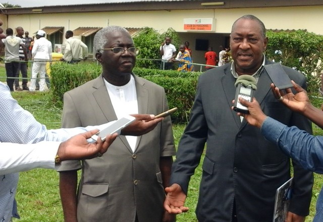 Le PDG d'Ivoire Hydro Energy Etty Ekolan Alain (&agrave; gauche) et le sous-directeur de la planification du suivi et &eacute;valuation des projets de l&rsquo;Agence nationale de l&rsquo;environnement, Dr Ciss&eacute; Mamadou (&agrave; droite)