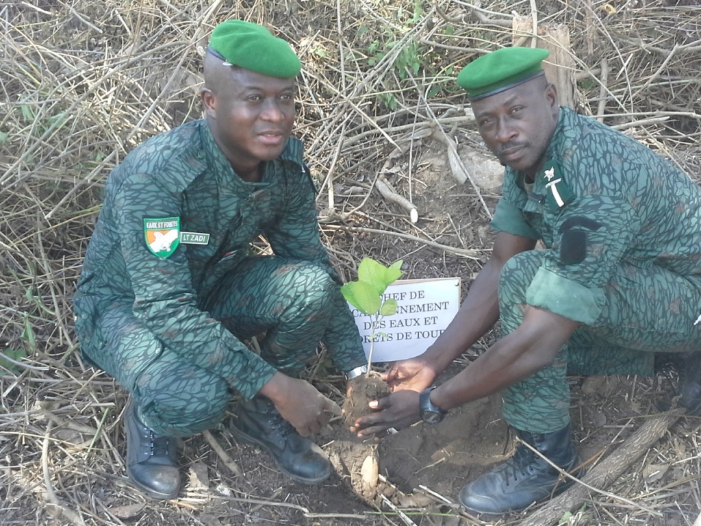 Le Lieutenant Zadi Pascal à gauche chef du cantonnemnt des Eaux et Forêts de Touba2