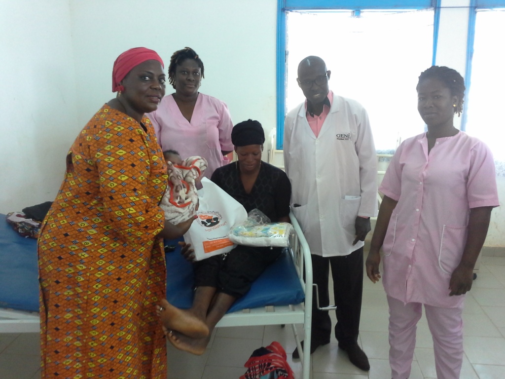 Une mère recevant des présents