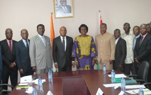 Photo de famille de la rencontre avec la pr&eacute;sence du ministre Jean Claude Brou et SEM Ehui Bernard