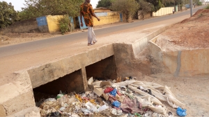 Un caniveau de la ville de Ferkess&eacute;dougou 