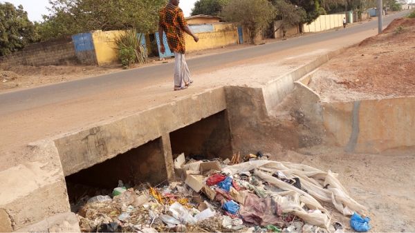 Un caniveau de la ville de Ferkess&eacute;dougou 