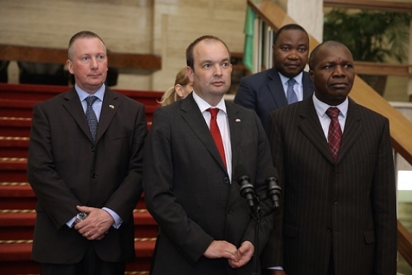 La Grande Bretagne entend mettre son expertise au service de l&rsquo;industrialisation de en C&ocirc;te d&rsquo;Ivoire, a annonc&eacute;, mercredi &agrave; Abidjan, le ministre britannique pour l&rsquo;Afrique, les Territoires d&rsquo;outre-mer et les Cara&iuml;bes, James Duddridge, &eacute;galement Sous-secr&eacute;taire d&rsquo;Etat, membre du parlement britannique.