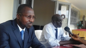 Le directeur de l&rsquo;INHP le Pr Joseph B&eacute;ni&eacute; Bi Vroh ( &agrave; gauche) et le directeur du CDC S&eacute;rigne N&rsquo;Diaye charg&eacute; des urgences