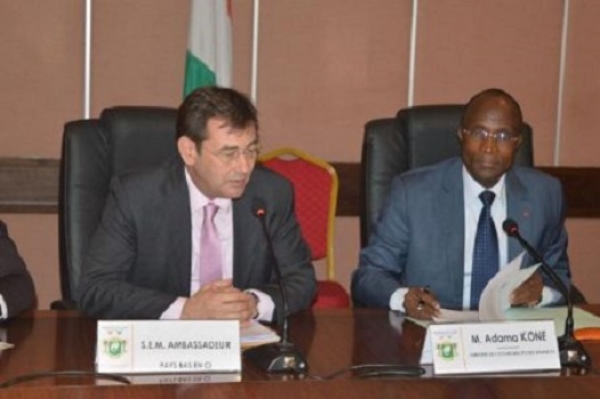 L'ambassadeur hollandais Robert Van Den Dool et le ministre Kon&eacute; Adama