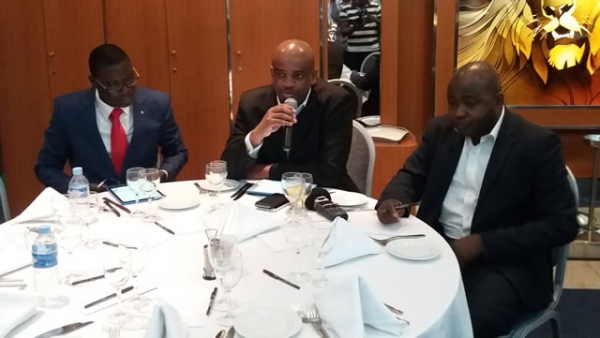 Le Repr&eacute;sentant Pays de l'UNICEF, Aboubacar Kampo (au centre)