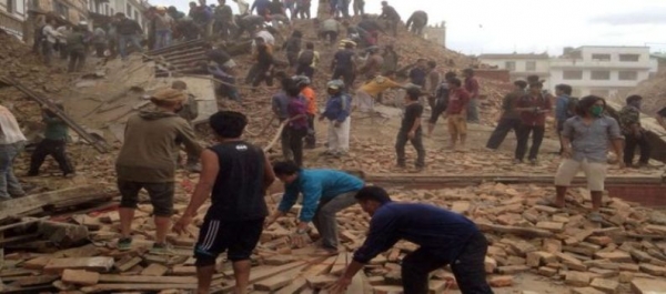 Le bilan du s&eacute;isme au N&eacute;pal pourrait grimper &agrave; 10.000 morts, selon le Premier ministre Sushil Koirala