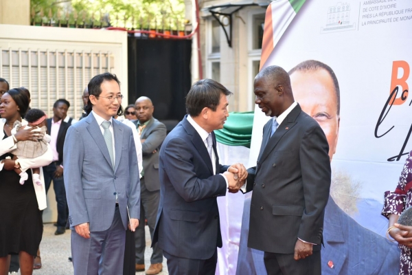 C&eacute;l&eacute;bration de l&rsquo;ind&eacute;pendance &agrave; Paris : l&rsquo;Ambassadeur Maurice Bandama salue le dynamisme de la diaspora ivoirienne