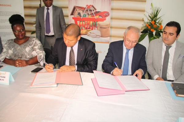 Jean Louis Billon et Yasser Ezzedine, signant la convention