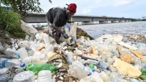 Pollution plastique en C&ocirc;te d&rsquo;Ivoire : la lagune &Eacute;bri&eacute; au c&oelig;ur d&rsquo;une crise &eacute;cologique