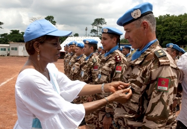 La cheffe de l'ONUCI apposant la m&eacute;daille des Nations unis &agrave; un officier marocain de l'ONUCI