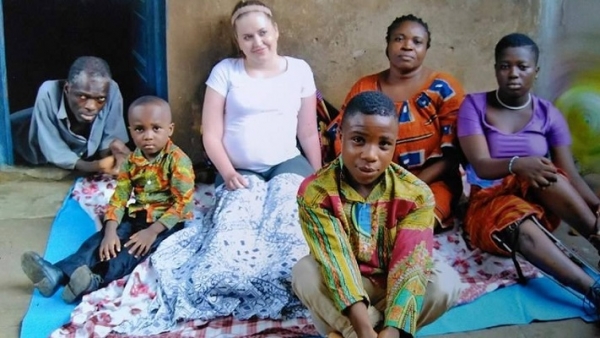 Une finlandaise h&eacute;mipl&eacute;gique se d&eacute;place jusqu'en C&ocirc;te d&rsquo;Ivoire pour &laquo; vivre la souffrance &raquo; des handicap&eacute;s de Songon