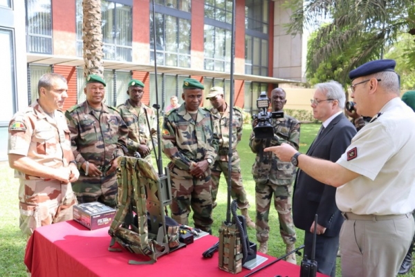 Mali : La France fait un don de 80 radios aux Forces Arm&eacute;e Malienne (FAMas) du G5 Sahel