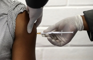 Covid-19: COVID: le vaccin d'oxford se veut "sur"