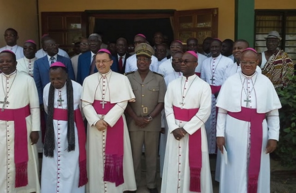 Les dignitaires de l'&eacute;glise catholique autour du nonce apostolique en C&ocirc;te d'Ivoire Joseph Spiteri