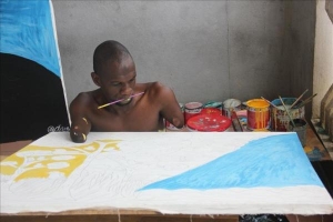 Adamo, un peintre sans bras ni pied, a &eacute;t&eacute; d&eacute;sign&eacute; mascotte de  &laquo; l&rsquo;Ivoirien nouveau &raquo;