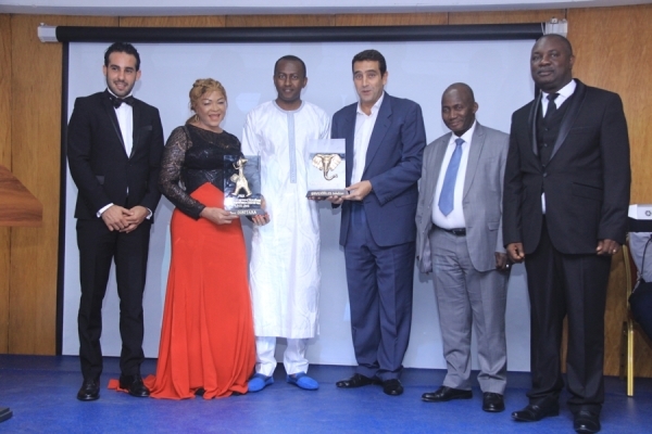Siriki Sangar&eacute; , pr&eacute;sident de la Cnpc-Ci , pr&eacute;sident du comit&eacute; d'organisation du Filoses 2016, entour&eacute; des laur&eacute;ats du Filoses  dont le dg d'universelles Industries ,M;Ali Ismail, Dg d'Ital Costruzioni , Mme Ouattara,  du Dg Lgi Btp Bourgi Khodor, du conseiller technique du ministre Gnamien Konan, M.Doukour&eacute; Vazoumana,repr&eacute;sentant le ministre de l'Habitat et du Logement social