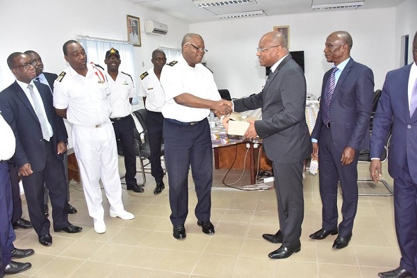 C&ocirc;te d&rsquo;Ivoire : la marine nationale re&ccedil;oit un important don de carburant dans la lutte contre la piraterie et la destruction de la flore aquatique