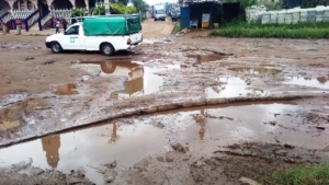 La voie de sortie du quartier Mossikro &agrave; Att&eacute;coub&eacute;