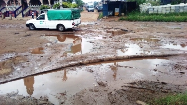 La voie de sortie du quartier Mossikro &agrave; Att&eacute;coub&eacute;
