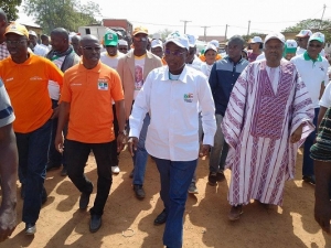Le maire de Samatiguila Diaby Lacina (devant en t-shirt orange) entend &oelig;uvrer &agrave; offrir 100% des voix de sa commune au candidat Kon&eacute; Adama (devant en blanc)