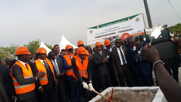 Le Premier Ministre Amadou Gon Coulibaly donne ici le premier coup de pioche des travaux de prolongement de l'autoroute du Nord section Yamoussoukro Ti&eacute;bissou
