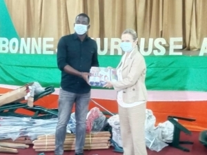 Pr&eacute;vention des risques de catastrophe : L&rsquo;UNESCO fait don  de mat&eacute;riels de nettoyage de plages aux leaders  communautaires