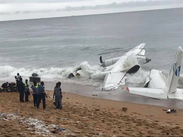 L'avion cargo qui s'est &eacute;cras&eacute; sur la plage de Port-Bouet (Photo, DR)