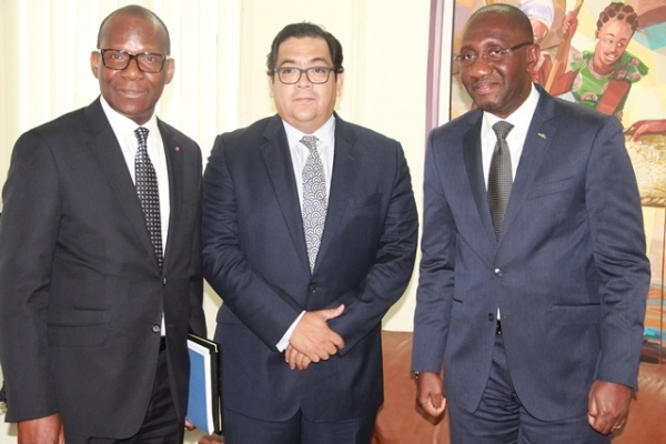 Le pr&eacute;sident de l&rsquo;ICCO, Luis Valverde, le ministre de l&rsquo;Artisanat, du Commerce et de la Promotion des PME, Souleymane Diarrassouba et le directeur ex&eacute;cutif de l'Organisation internationale du cacao (ICCO), Jean-Marc Anga,