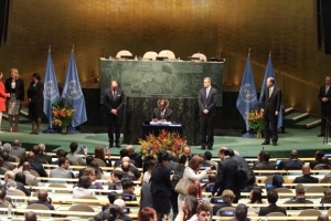 Le pr&eacute;sident Alassane Ouattara signant l'accord de la COP 21