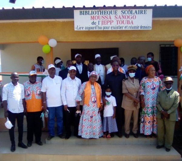 C&ocirc;te d&rsquo;Ivoire/ Bafing : Le Ministre Moussa Sanogo  &eacute;quipe une biblioth&egrave;que et offre 10 000 kits scolaires