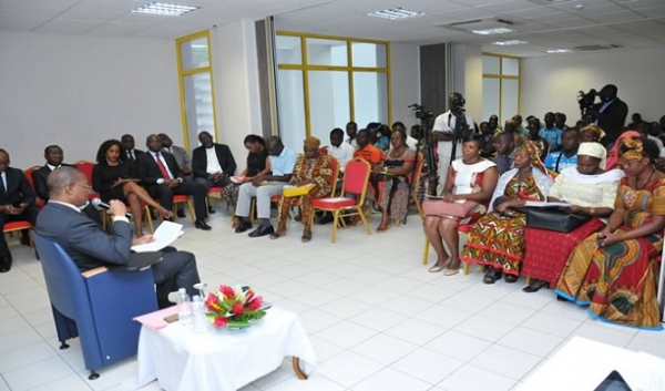 Le porte-parole du gouvernement ivoirien Bruno Kon&eacute; face &agrave; des citoyens