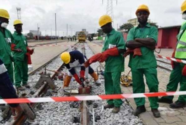 Des ouvriers sur un chantier de construction de chemin de fer