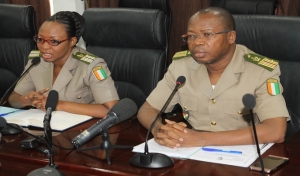 Le directeur des r&eacute;gimes &eacute;conomiques, le colonel Issa Ouattara lors de la conf&eacute;rence de presse