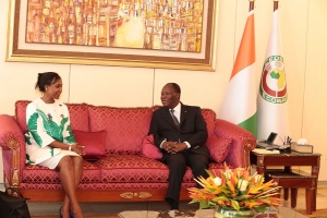 La Directrice G&eacute;n&eacute;rale de &laquo; Intertoll Africa &raquo; du groupe Five, Bridget Ledwaba, en compagnie du pr&eacute;sident ivoirien Alassane Ouattara