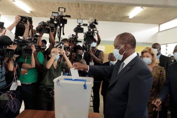 Pr&eacute;sidentiel 2020/Alassane Ouattara : &laquo; Le vote se d&eacute;roule bien &agrave; part quelques endroits isol&eacute;s &raquo;