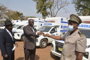 R&eacute;gion du Bafing : Le Pr&eacute;sident de la R&eacute;publique fait don de 5 ambulances et de plusieurs kits sanitaires