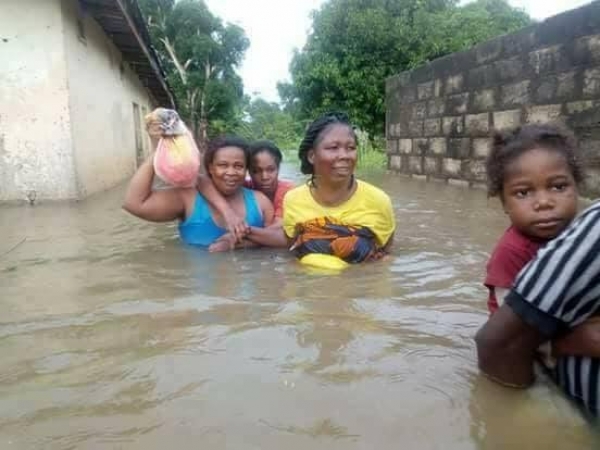 Des personnes nageant dans les eaux des pluies diluviennes abattues dans la localit&eacute; de Bangolo (Photo AIP)
