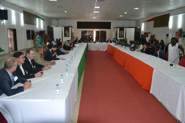 S&eacute;ance de travail entre patrons fran&ccedil;ais et &eacute;lus de Grand-Bassam