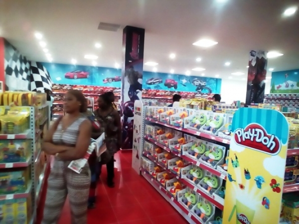 Une vue de l'int&eacute;rieur du magasin de ToyCity &agrave; Marcory