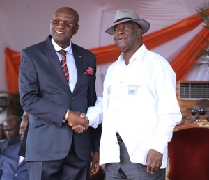 Le pr&eacute;sident Alassane Ouattara (&agrave; gauche) saluant le pr&eacute;sident du Conseil r&eacute;gional de l'Ind&eacute;ni&eacute;-Djuablin Pascal Abinan &agrave; Agnibil&eacute;krou