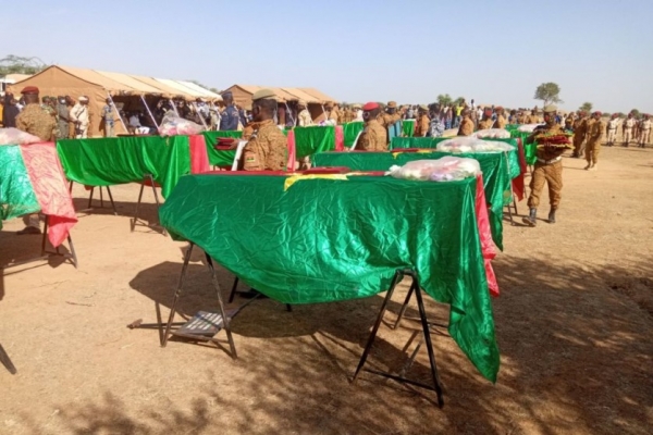 Inhumation de 14 militaires tomb&eacute;s dans une embuscade au Burkina Faso