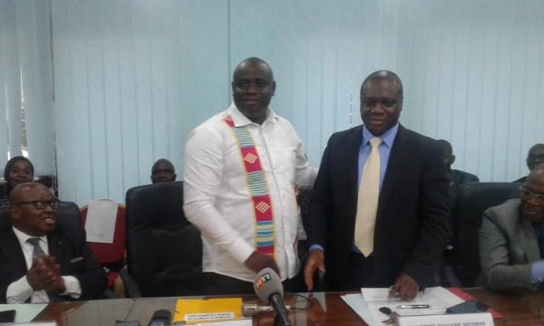 Le nouveau PCA de la MUGEFCI Mesmin Como&eacute; ( &agrave; droite) a pris fonction le vendredi 27 octobre 2017, q d&rsquo;une c&eacute;r&eacute;monie de passation de charges avec son pr&eacute;d&eacute;cesseur, Mamadou Soro (&agrave; gauche) au si&egrave;ge de cette structure au Plateau (Abidjan)
