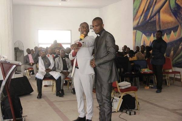 Eglises &eacute;vang&eacute;liques: le Rev Camille Makosso met en mission 2000 mille pasteurs