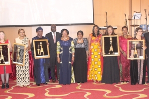 Photo l&eacute;gend&eacute;e : La ministre de la Promotion de la Femme, de la Famille et de la Protection de l'Enfant, Euphrasie Kouassi Yao posant avec les laur&eacute;ates. 