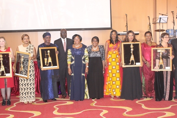 Photo l&eacute;gend&eacute;e : La ministre de la Promotion de la Femme, de la Famille et de la Protection de l'Enfant, Euphrasie Kouassi Yao posant avec les laur&eacute;ates. 
