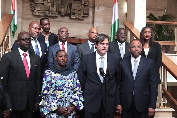 Le pr&eacute;sident du Groupe Coca-Cola pour l'Europe, le Moyen-Orient et l'Afrique, Brian Smith, devant le micro, apr&egrave;s une rencontre avec le pr&eacute;sident ivoirien, Alassane Ouattara