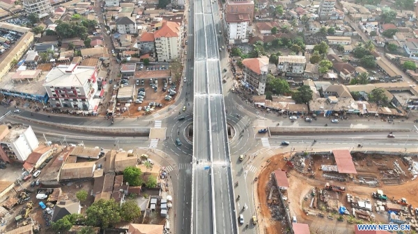 T&eacute;moin de l'ing&eacute;niosit&eacute; sino-guin&eacute;enne, un &eacute;changeur contribue &agrave; r&eacute;duire la congestion &agrave; Conakry (REPORTAGE)