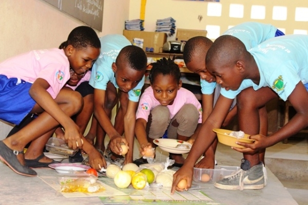 Des &eacute;coliers s'activent lors d'un cours du programme Nestl&eacute; Healthy Kids