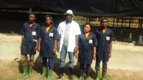 Le directeur g&eacute;n&eacute;ral du groupe 2IFE-2IAE S&eacute;raphin Koua.et et ses &eacute;tudiants sur le site du champ &eacute;cole
